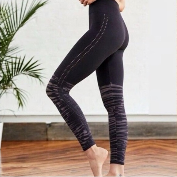 NEW W / O TAGS Free People Movement Black Tie Dye Barely There Leggings XS / S - Picture 1 of 8